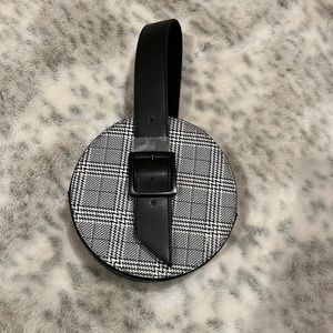 A New Day cute circle purse with inside zip pocket and outside back pocket NWOT